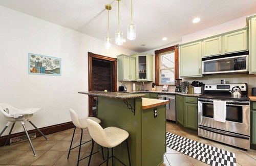 South Side Flats House | 4bd Pittsburgh Escape: BBQ, Games, 10mins to UPitt