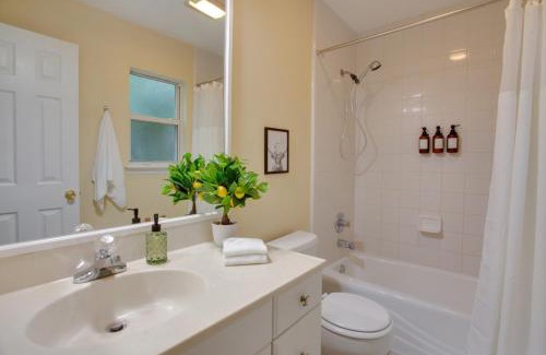 Tallahassee House | 4BD with Backyard BBQ & Games - 5Mins FSU & Downtown