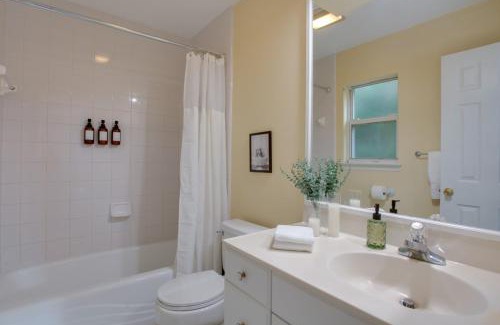 Tallahassee House | 4BD with Backyard BBQ & Games - 5Mins FSU & Downtown