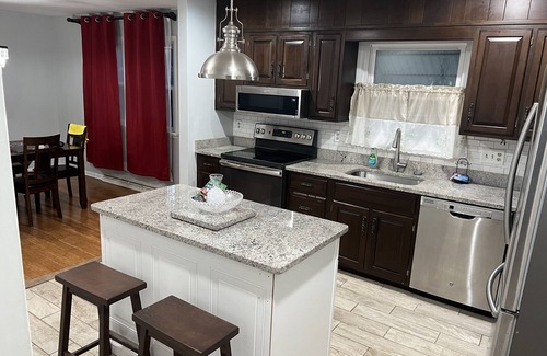 Lancaster House | 4Bd with pool near Sight & Sound, Spooky Nook Sport