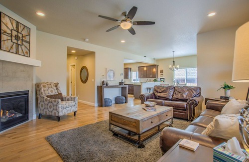 Colorado Springs Condo | 4bdpikes Peak Viewsminutes to Hiking & Dining!
