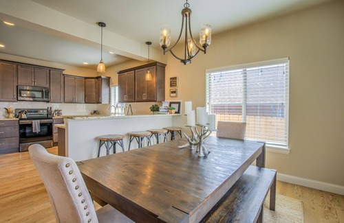 Colorado Springs Condo | 4bdpikes Peak Viewsminutes to Hiking & Dining!
