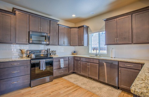 Colorado Springs Condo | 4bdpikes Peak Viewsminutes to Hiking & Dining!