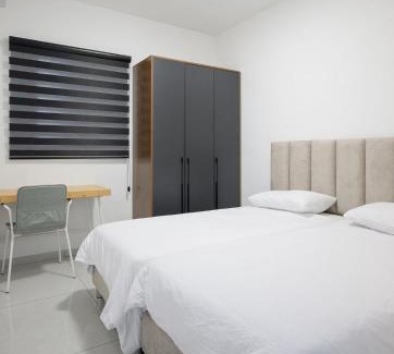 Kiryat Ata Apartment | 4BDR apt with jacuzzi in the heart of the city
