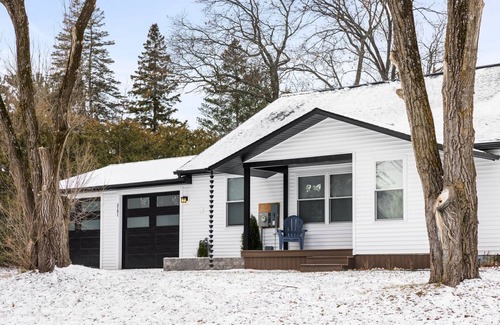 Traverse City House | 4BDR Retreat Downtown & East Bay 3191
