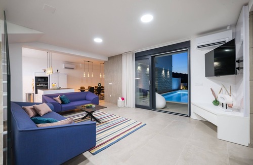 Murter Villa | 4BDR Villa, A/C, 4000 sq ft, beach area, private pool, jacuzzi top roof terrace