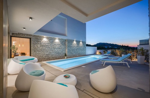 Murter Villa | 4BDR Villa, A/C, 4000 sq ft, beach area, private pool, jacuzzi top roof terrace