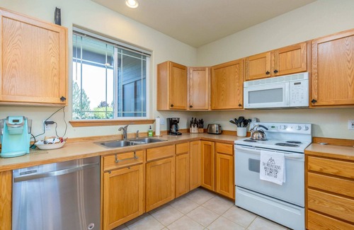 Redmond House | 4Bed/3 Bath, Private HOT TUB, Eagle Crest Resort