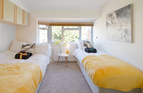 Iver House | 4bed 3bath House Private Parking & Garden