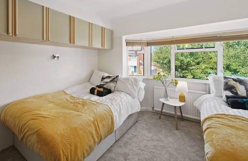 Iver House | 4bed 3bath House Private Parking & Garden