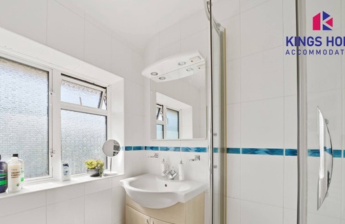 Iver House | 4bed 3bath House Private Parking & Garden