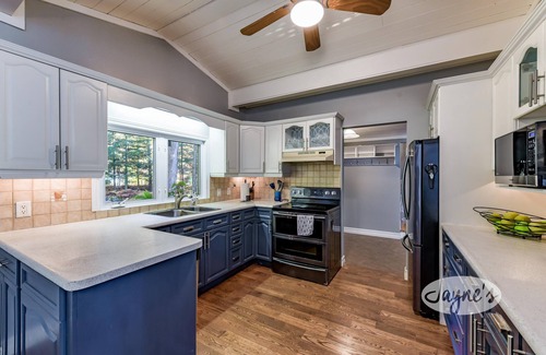 Lake of Bays Cottage | 4bed 4bath cottage on Lake of Bays - SW Exposure! Hot Tub!