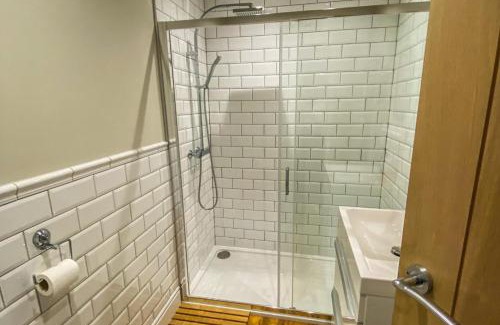 Fangfoss House | 4Bed Lodge Sleeps8-Pet Friendly-Hot Tub-Log Burner
