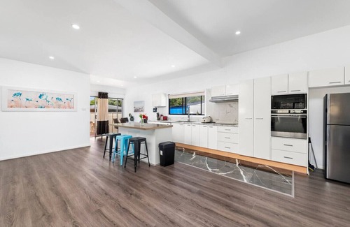 Tuggerah House | 4Bed Modern Oasis by Station