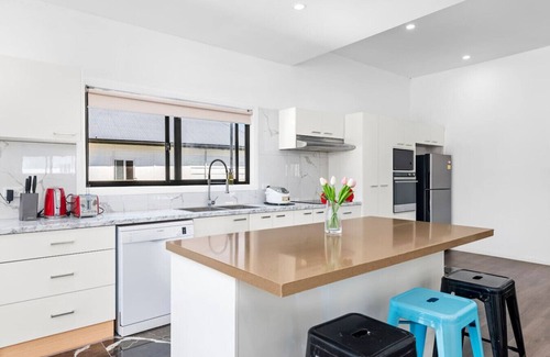 Tuggerah House | 4Bed Modern Oasis by Station