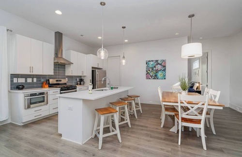 Sugar Creek House | 4Bed Uptown Gem – Spacious & Stylish!