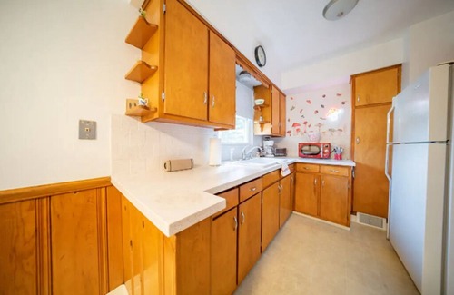 Cuyahoga Falls House | 4BedR Sleeps 12 Central Location & Pet-Friendly