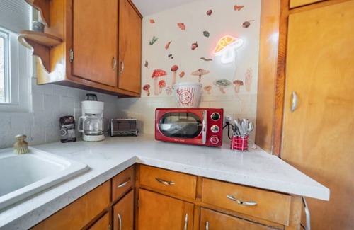 Cuyahoga Falls House | 4BedR Sleeps 12 Central Location & Pet-Friendly