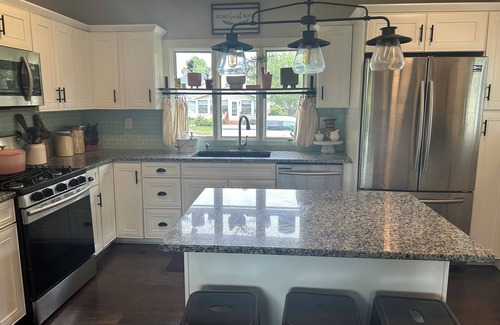 Cloquet House | 4bedroom, 3 bath Farmhouse, 12 min to Jay Cooke!