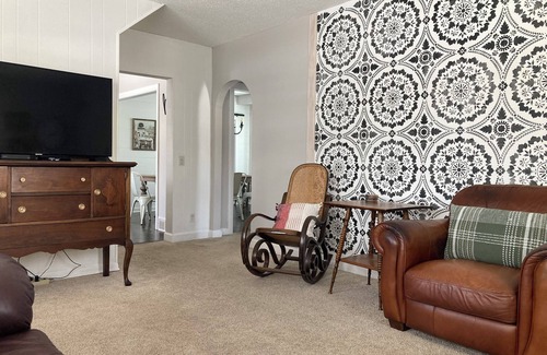 Cloquet House | 4bedroom, 3 bath Farmhouse, 12 min to Jay Cooke!