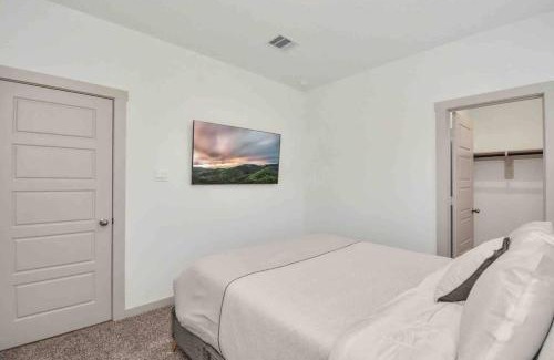 Southeast Houston House | 4Bedroom Escape - Near Med Center With Backyard