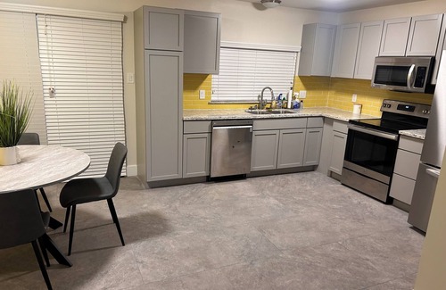 Grogan's Mill House | 4bedroom house with upstairs outdoor patio,WiFi and in peaceful Woodlands area.
