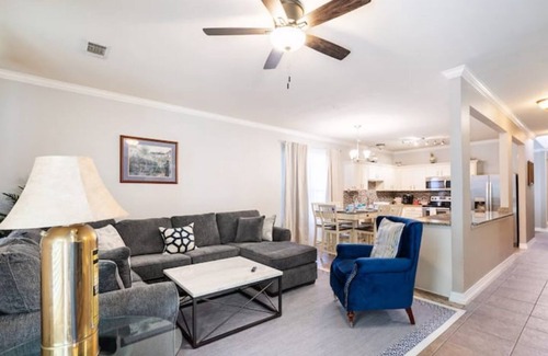 Elmo House | 4Bedroom with King bed/Suite Downstairs