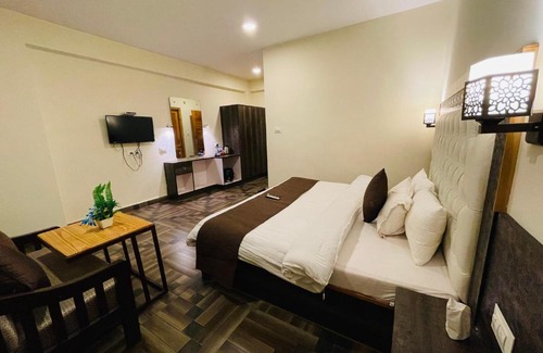 Gadherni Apartment | 4BHKitchen I MountainView I Pet Friendly I Garden