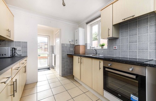 Colchester House | 4BR-10Guests-Parking-Garden