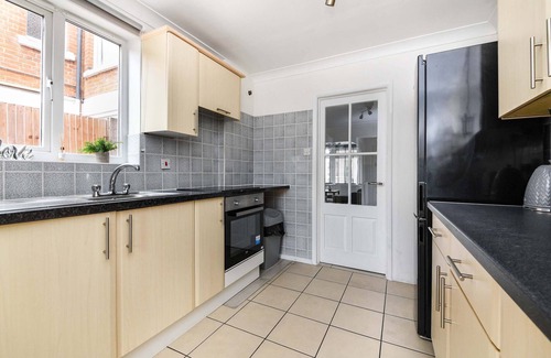 Colchester House | 4BR-10Guests-Parking-Garden
