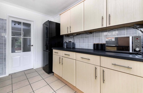 Colchester House | 4BR-10Guests-Parking-Garden