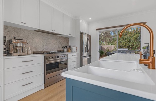 Echuca House | 4BR * 2 BA * Sleeps 10 * Pool * Close to Town & Boat Ramp