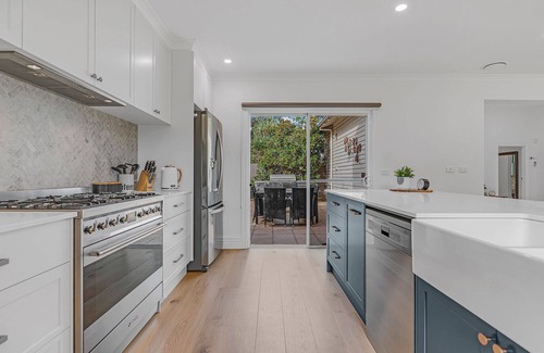 Echuca House | 4BR * 2 BA * Sleeps 10 * Pool * Close to Town & Boat Ramp