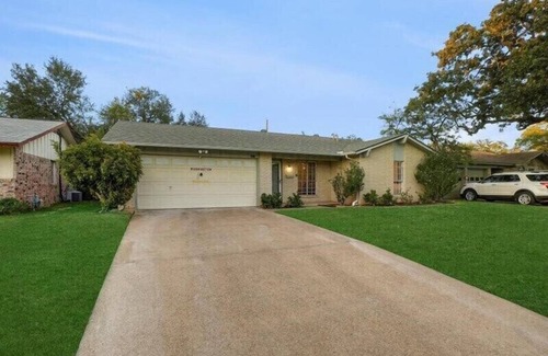 Irving House | 4BR/2B Home with Pool, Hot Tub, Fire Pit