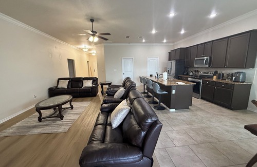 Lubbock House | 4BR 2B Retreat w Garage, Huge Fence Yard & Pet-Friendly – Near TTU & Hospitals