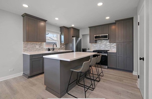 Elk Grove Village House | 4Br/2ba Modern Fresh rehab near O'Hare