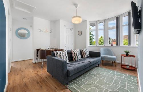 Acresford Apartment | 4BR 3 bath Spacious apartment, Sleeps upto 8 free parking