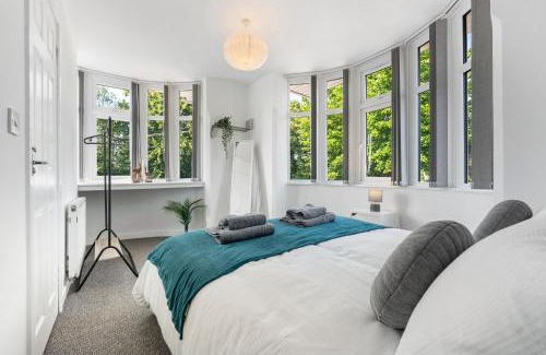 Acresford Apartment | 4BR 3 bath Spacious apartment, Sleeps upto 8 free parking