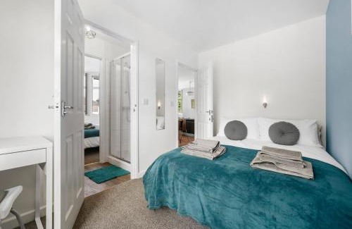 Acresford Apartment | 4BR 3 bath Spacious apartment, Sleeps upto 8 free parking