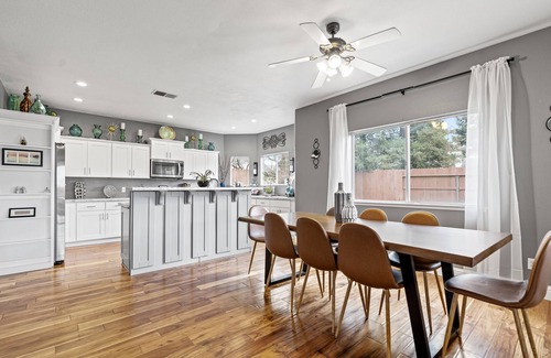 Raisin House | 4BR 3BA EVCharger! King Bed! Long StaysWelcomed