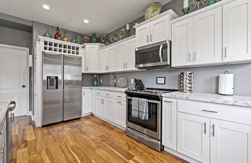 Raisin House | 4BR 3BA EVCharger! King Bed! Long StaysWelcomed