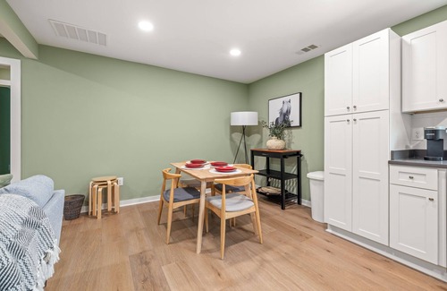 Gainesville Apartment | 4BR/3BA Newly Built, 5 min to square. Pet+, Full Kitchen, Washer/Dryer, 15+ days