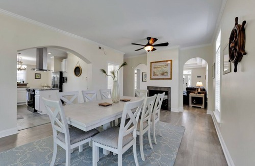 North Camellia Acres House | 4BR/4BA Beach Home 2 Suites Dog Friendly