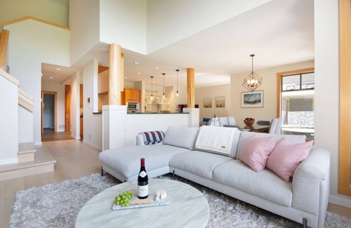 Nicklaus North Ski Chalet | 4BR/5BA on Golf Course-Private HT, Gondola Parking