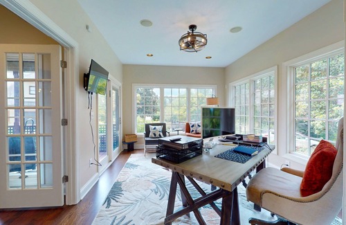 Talking Rock Cabin | 4BR and 2.5BA cottage w/porch, access to shared infinity pool & hot tub