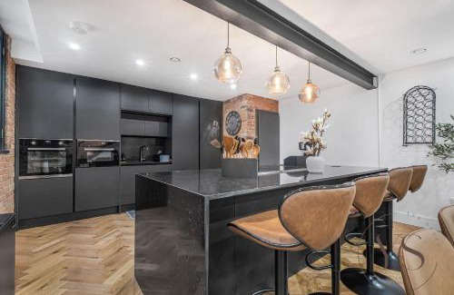 Birmingham City Centre Apartment | 4BR Apt in Central Birmingham Games Room & Free Parking