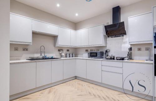 Birmingham City Centre Apartment | 4BR Birmingham Apt with Parking, Arcade Games & Wi-Fi