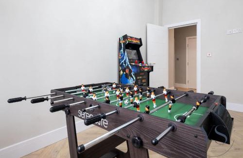 Birmingham City Centre Apartment | 4BR Birmingham Apt with Parking, Arcade Games & Wi-Fi