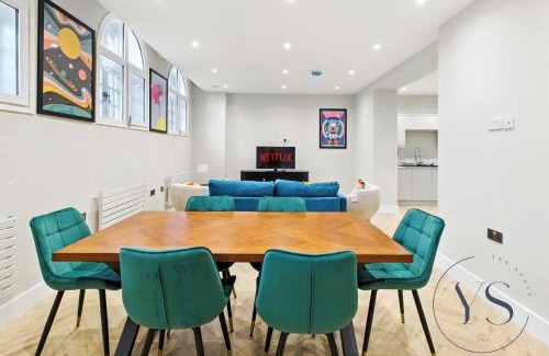 Birmingham City Centre Apartment | 4BR Birmingham Apt with Parking, Arcade Games & Wi-Fi