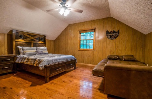 Morganton Cabin | 4BR Cabin 10 MINS FRom BLUE RIDGE! PRIVATE POOL, 12 PERSON PARTYSPA & POOL TABLE